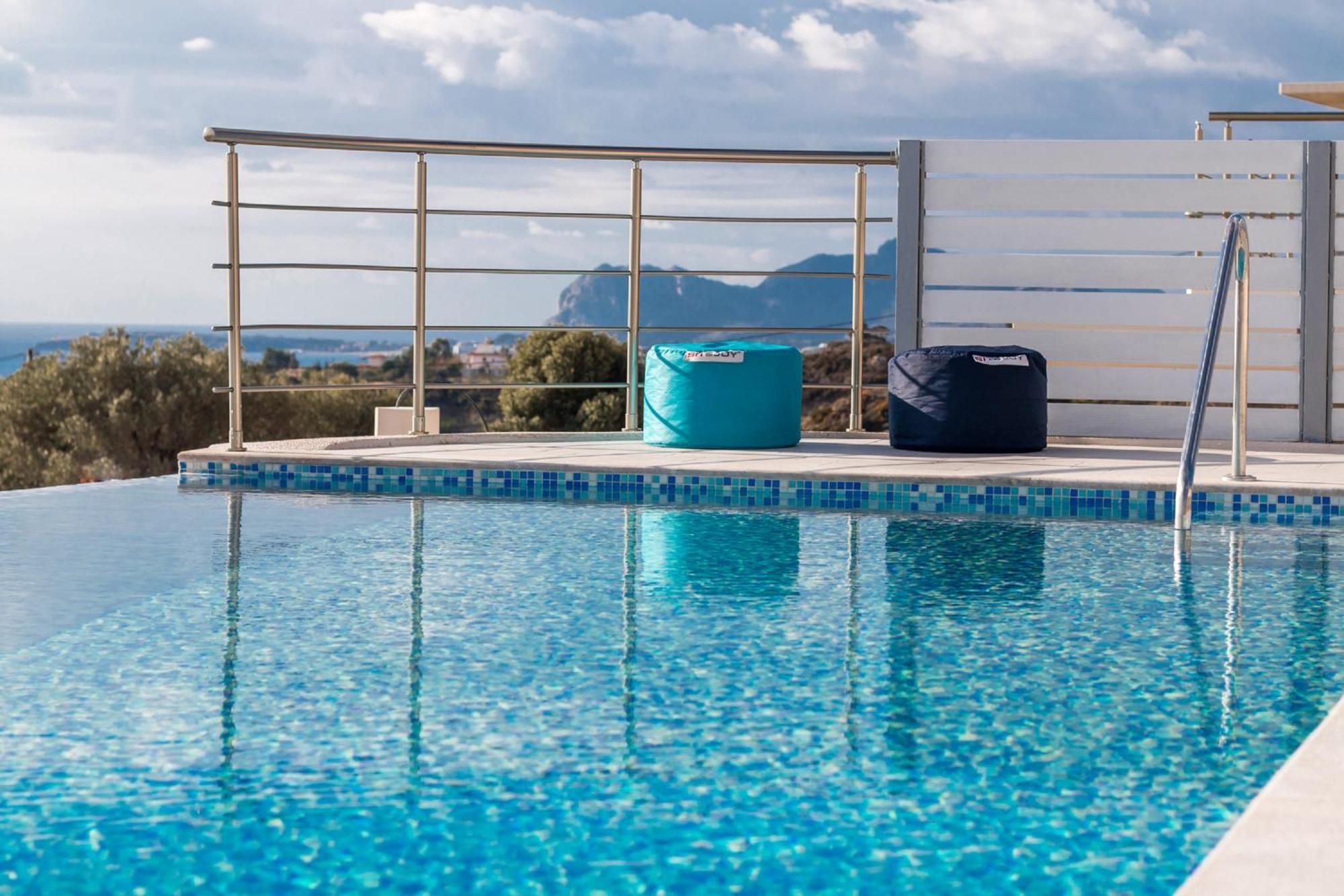 Francis & Gregorys Luxury Afantou